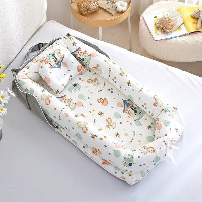 Cocon pour bebe coloré avec motifs ludiques, installé sur un lit adulte dans une chambre chaleureuse, offrant confort et sécurité au nourrisson.