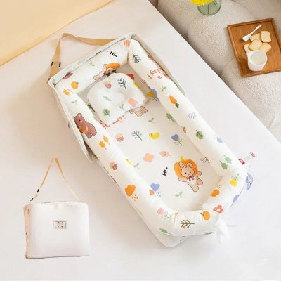 Cocon pour bebe coloré avec motifs animaux, posé sur un lit avec sac assorti, dans une ambiance cosy et familiale.