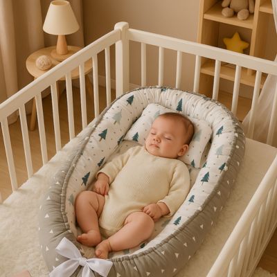 un bébé qui dors dans un réducteur de lit dans un berceau blanc dans une chambre décoré