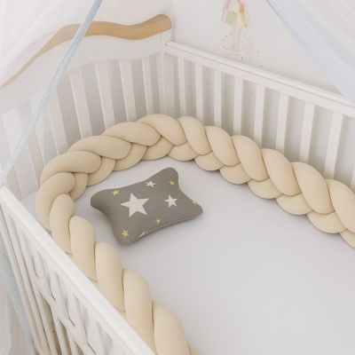 tresse_de_lit_bebe_beige_décoratif