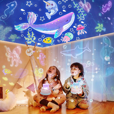 Veilleuse projection rose diffusant des animaux marins colorés au plafond, créant une ambiance magique et ludique pour les enfants.