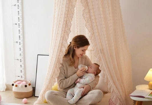 Ciel de lit bébé beige maman donne un biberon a son bébé