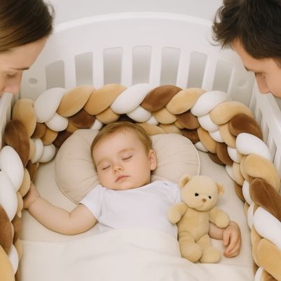 Tour de lit tressé bébé endormi avec doudou
