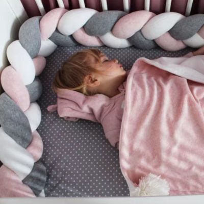 Tresse de lit bébé rose gris blanc moelleuse