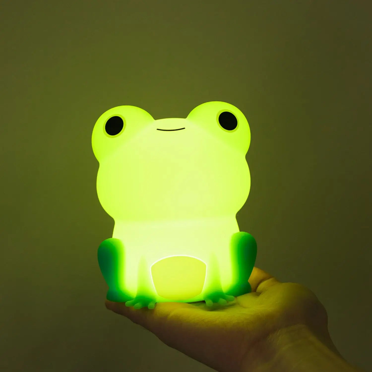 veilleuse pour bebe grenouille illuminé sur une main