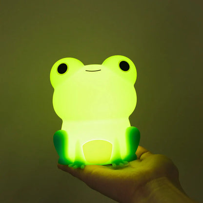veilleuse pour bebe grenouille illuminé sur une main