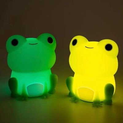 deux veilleuses pour bebe grenouille illuminé une verte a gauche et une jaune a droite