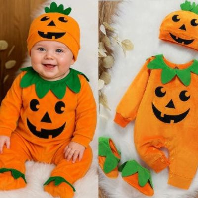 Bébé en barboteuse citrouille assis à côté du costume complet, présenté sur fond doux avec décorations d’Halloween chaleureuses.