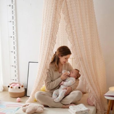 ciel de lit bébé beige moment intime