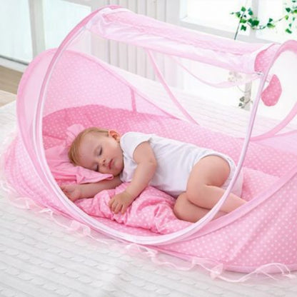 lit moustiquaire bébé cocon douillet rose nuit paisible