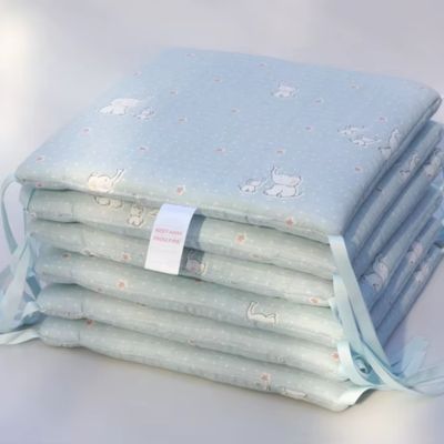 tour de lit bleu coussin