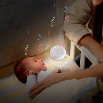 une maman qui essaye de faire dormir son bébé grâce à la veilleuse bruit blanc quelle diffuse 