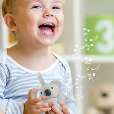 un enfant heureux porte dans ces main une veilleuse bruit blanc dans sa chambre